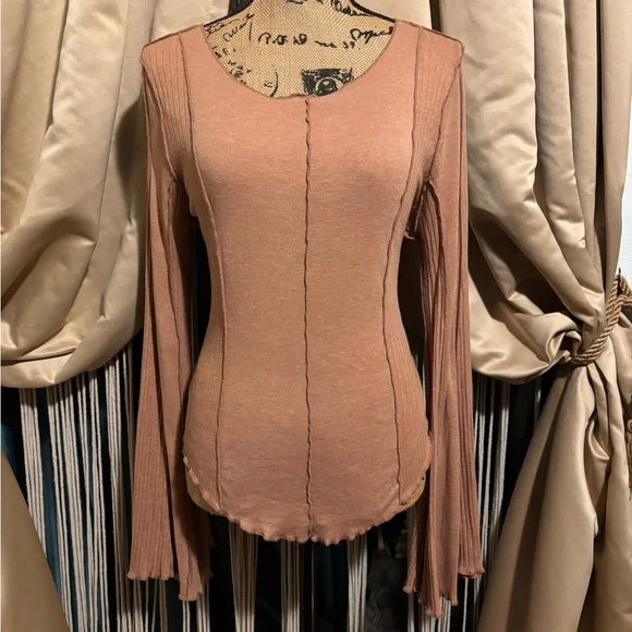 🍂FREE PEOPLE🍂CINNAMON BELL SLEEVE UNRHYMED TEE🍂 - Picture 3 of 12